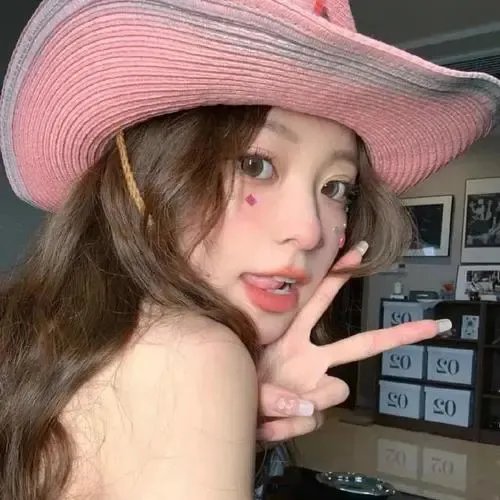 坐在酒吧里吃蛋糕